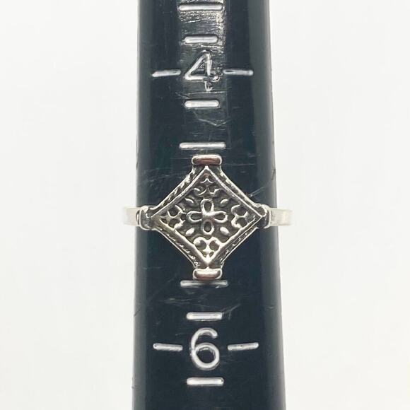 Size 5 Silver Tone Four Point Ring - Picture 7 of 8